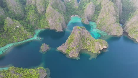 Aerial-view-of-beautiful-karst-scenery-and-turquoise-ocean-waters-around-Coron,-Palawan,-Philippines