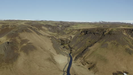 Antena-Diurna-Kvernufoss-Revelar-Vista-Islandesa-Montañosa
