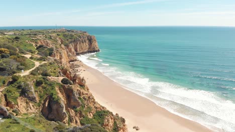 Canavial-Beach-Meer-An-Der-Goldenen-Küste-Der-Algarve-Idyllische-Landschaft,-Portugal---Luftpanoramaumlaufbahnaufnahme