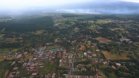 Vista-Aérea-De-Un-Pueblo-Rural-En-Kenia,-Mañana-Sombría---Descendiendo,-Disparo-De-Drones