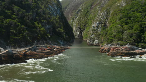 Luftaufnahme-Der-Hängebrücke-über-Der-Mündung-Des-Storms-River-In-Südafrika