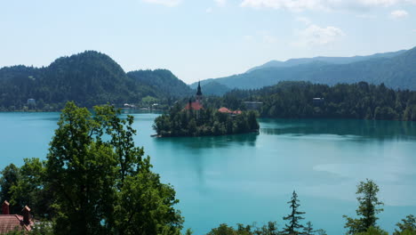Panorama-Des-Bleder-Sees-Mit-Blick-Auf-Die-Insel-Bled-Und-Die-Berge-Tagsüber-In-Slowenien