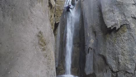 Abenteuerlustige-Frau-Wird-Zum-Spaß-Beim-Abseilen-Des-Flussschluchtwasserfalls-Nass