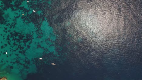 Blau-türkisfarbene-Meerwasseroberfläche,-Die-Das-Sonnenlicht-Am-Ufer-Des-Mittelmeers-Reflektiert