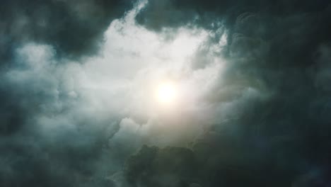 Nubes-Oscuras-En-Movimiento-Cinematográfico-Y-Sol-Brillante