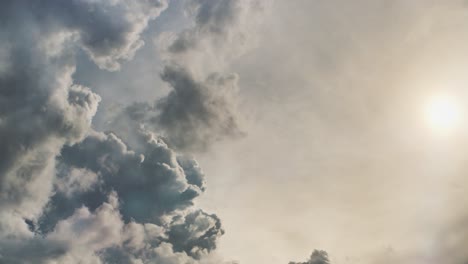 4k-Sonne-In-Den-Dunklen-Und-Dramatischen-Gewitterwolken
