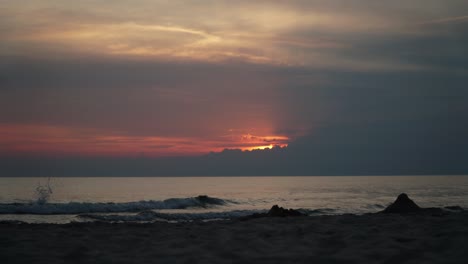 Zeitraffer-Des-Roten-Sonnenuntergangs-Am-Strand,-Goldene-Stunde