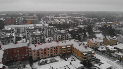 Schneebedeckte-Straßen-Und-Gebäudedächer-In-Der-Stadt-Trollhattan-In-Vastra-Gotaland,-Schweden-Im-Winter
