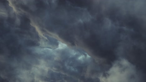 Tormenta-De-4k-Dentro-De-Nubes-Oscuras-En-Movimiento
