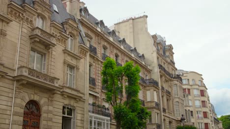 Exterior-De-Un-Edificio-Parisino-Con-Diseño-Arquitectónico-Haussmann-En-La-Calle-Rembrandt,-Distrito-8-De-París-En-Francia