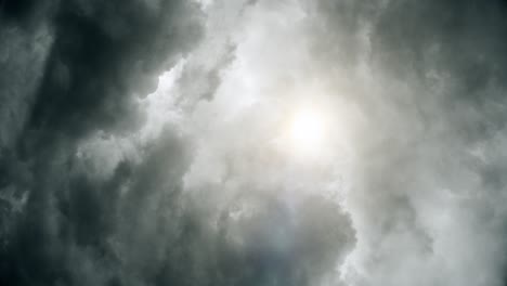 Punto-De-Vista-Atmosférico-Dentro-De-Las-Espesas-Nubes-Sobre-El-Cielo