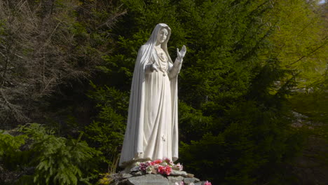 Eine-Schöne-Große-Statue-Von-Mutter-Maria-Draußen-In-Der-Stadt