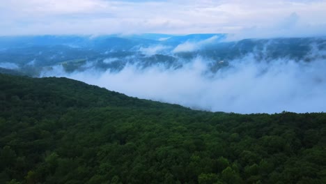 Drohnenvideoaufnahmen-Von-Niedrigen-Wolken-über-Den-Appalachen-Im-Sommer