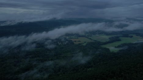 Luftdrohnenvideoaufnahmen-Von-Niedrigen-Wolken-über-Den-Appalachen-Während-Eines-Sommerabends
