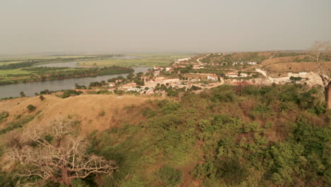 Annäherung-An-Kleines-Dorf,-Muxima,-Ort-Der-Religiösen-Anbetung,-Angola