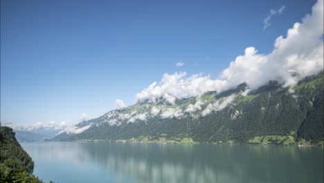 Lapso-De-Tiempo-De-Nubes-Esponjosas-Blancas-En-La-Orilla-De-Un-Lago-Alpino