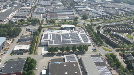 Breite-Antenne-Von-Industriegebäuden-Mit-Photovoltaik-solarpanel-Auf-Dächern