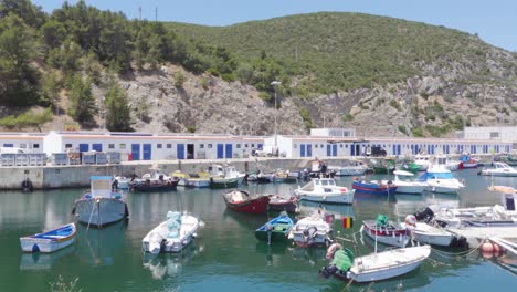 Ein-Hafen-Mit-Vielen-Anlegenden-Fischerbooten-In-Einer-Verschlafenen-Portugiesischen-Stadt-Sesimbra