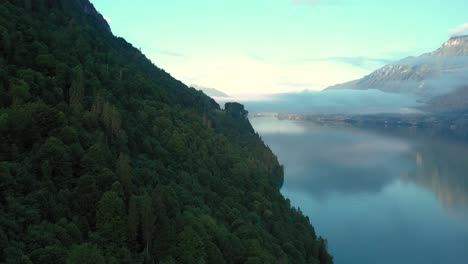 Vuelo-De-Drones-Sobre-Un-Hermoso-Lago-Alpino-Suizo