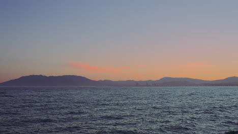 Ozeanwellen-Mit-Der-Bucht-Von-Málaga-Im-Hintergrund