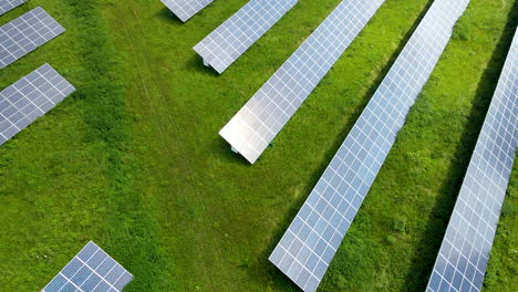 Panel-De-Energía-Solar-Fotovoltaica---Concepto-De-Energía-Alternativa-Verde-Limpia,-Gdansk,-Pomerania,-Polonia---Toma-Aérea-De-Drones