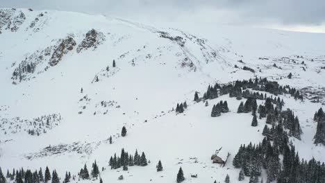 Kabine-Auf-Hügeliger-Waldlandschaft,-Die-Im-Winterpark-Dicht-Mit-Schnee-Bedeckt-Ist,-Colorado-Rocky-Mountains