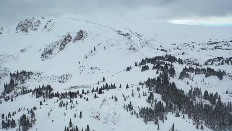 Schneebedeckte-Berggipfel-Mit-Nadelwald-Und-Rustikaler-Hütte-Im-Winterpark-Von-Colorado