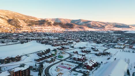 Wintersonnenaufgang-Blick-über-Die-Stadt-In-Steamboat-Springs,-Colorado
