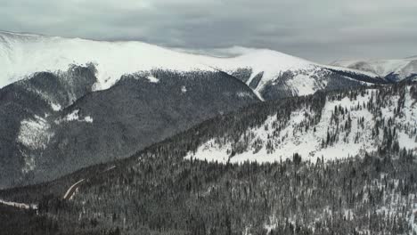 Panoramablick-Auf-Den-Verschneiten-Wald-An-Einem-Steilen-Berghang-Im-Winterpark,-Colorado-Rockies