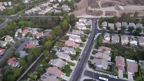 Typical-American-neighborhood-with-suburban-residential-houses,-aerial