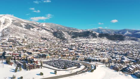 Blick-Auf-Eine-Kompakte-Stadt-Im-Dampfboot-skigebiet-In-Steamboat-Springs,-Routt-County,-Colorado-Usa