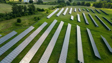 Erneuerbare-Energieerzeugung-In-Einem-Photovoltaikkraftwerk-In-Der-Nähe-Von-Danzig,-Pommern,-Polen---Luftdrohnenaufnahme