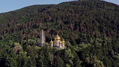 Magnífica-Iglesia-Conmemorativa-De-Shipka-En-Medio-De-Un-Denso-Bosque-Al-Pie-De-La-Cordillera-De-Los-Balcanes-Bulgaria