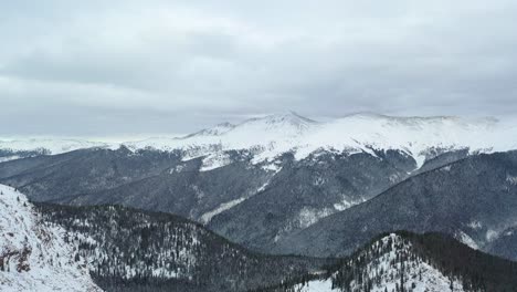 Bewölkter-Himmel-über-Schneebedeckten-Hügeln-Mit-Dichten-Wäldern-Im-Winterpark-Von-Colorado