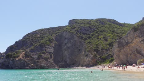 Ein-Wunderschöner-Tropischer-Strand-In-Portugal-Mit-Vielen-Menschen-Am-Strand