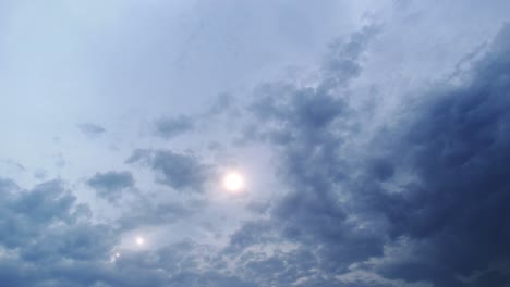 Sonnenschein-Hinter-Den-Wolken-Und-Blauer-Himmel