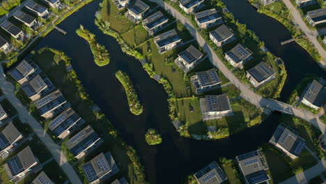 Umweltfreundliche-Häuser-Des-Roompot-wasserdorfes-In-Kamperland,-Seeland,-Niederlande