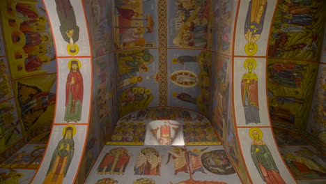 Eine-Georgisch-orthodoxe-Kirche-Aus-Dem-12.-Jahrhundert,-Blick-Aus-Dem-Inneren-Des-Lurji-Klosters-Oder-Der-„blauen-Kirche“-In-Tiflis,-Georgien
