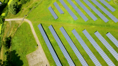 Vista-Aérea-De-Una-Gran-Granja-Con-Paneles-Solares-En-Fila-En-El-Campo-Para-La-Producción-De-Energía,-Energía-Renovable-Verde-A-Partir-De-Paneles-Solares-En-Polonia