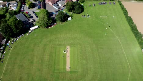 Imágenes-De-Drones-De-4k-Que-Caen-En-Un-Partido-De-Cricket-De-Un-Pueblo-En-Kent,-Reino-Unido