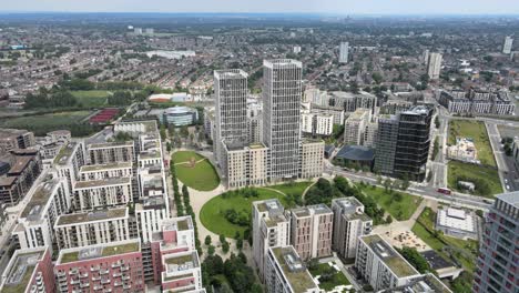 East-Village-Apartments-In-Stratford,-East-London,-Großbritannien,-Aufsteigende-Drohnenaufnahmen-4k