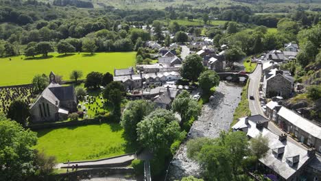 Beddgelert-Dorfzentrum-Und-Kirche-In-Snowdonia-Wales-UK-Drohnenaufnahmen-4k