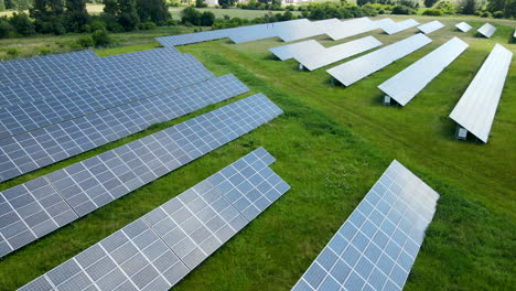 Luftbild-über-Grüne-Erneuerbare-Energie-Aus-Sonnenkollektoren-In-Polen,-Solarpark-In-Zeitlupe