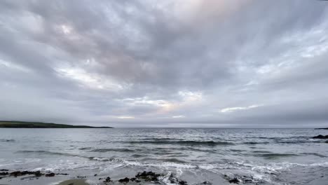 Sunrise-on-a-cloudy-morning-over-the-Atlantic-Ocean,-Ireland