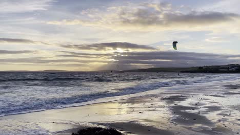 Kitesurfer-Und-Wellen-Im-Sonnenuntergang-über-Dem-Atlantik