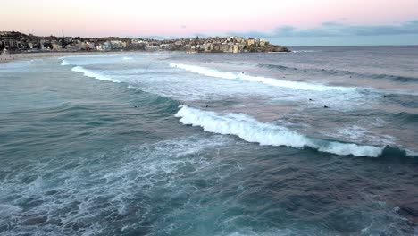 Olas-Tormentosas-Con-Surfistas-En-La-Playa-Suburbana-De-Bondi-En-Sydney,-Nueva-Gales-Del-Sur,-Australia