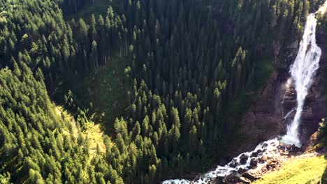 Vista-Superior-De-Las-Cascadas-Krimml-Entre-Un-Bosque