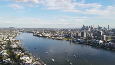 Panorama-Of-The-Brisbane-River-Between-The-Suburbs-Of-Newstead-And-Bulimba-In-Brisbane,-Australia