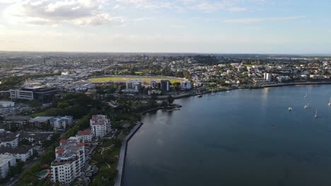 Panorama-Of-The-Waterfront-Buildings-In-The-Suburbs-Of-Newstead-And-Albion-At-QLD,-Australia