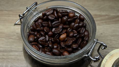In-Einem-Glas-Geröstete-Kaffeebohnen,-Ein-Löffel-Nimmt-Geröstete-Bohnen-Aus-Einem-Kaffeeglas